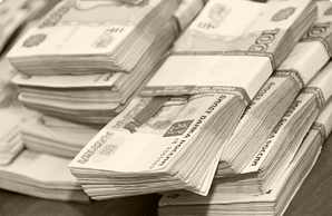 Пачки банкнот по тысяче рублей