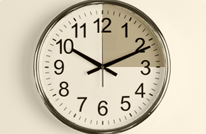 Настенные часы с выделенным с помощью цвета промежутком от 12 до 3