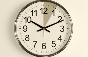 Настенные часы с выделенным с помощью цвета промежутком от 12 до 1
