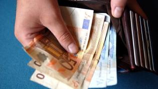 Можно ли назначать сотрудникам «валютную» зарплату?