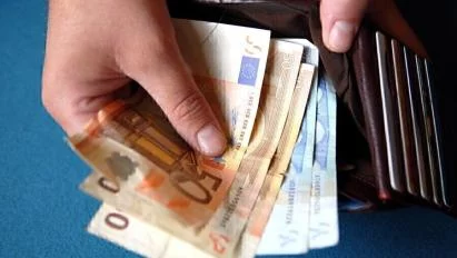 Можно ли назначать сотрудникам «валютную» зарплату?