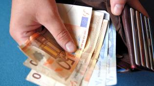 Binding of employees’ salaries to foreign currencies: possible or not?