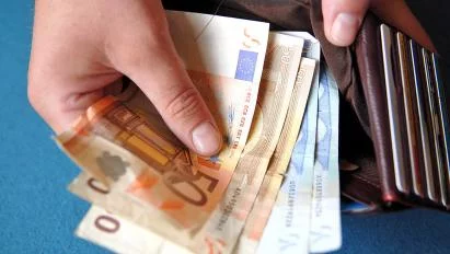 Binding of employees’ salaries to foreign currencies: possible or not?