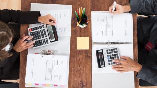 Сравнение выездных и камеральных налоговых проверок: 10 основных отличий