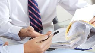 Что делать, если ИФНС одобрила возврат НДС, но тянет с перечислением денег на счет?